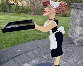 Mesa auxiliar/tocador con bandeja para llaves Millie The Maid de la compañía Bombay, modelo vintage de 1992.