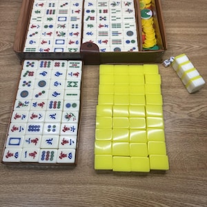 Vintage Mahjong Game Set 148 Large Tiles White And Yellow Lucite