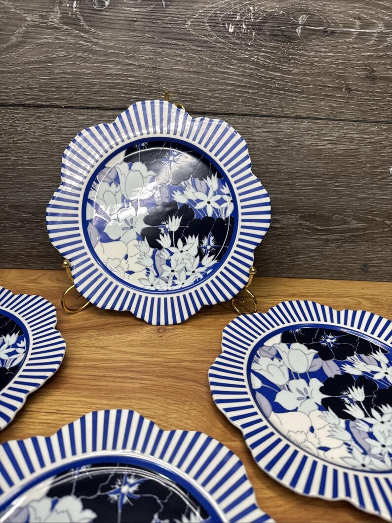 Platos de postre florales Anthropologie Lyla con rayas azules y blancas de 8,25" (juego de 4) imagen 3