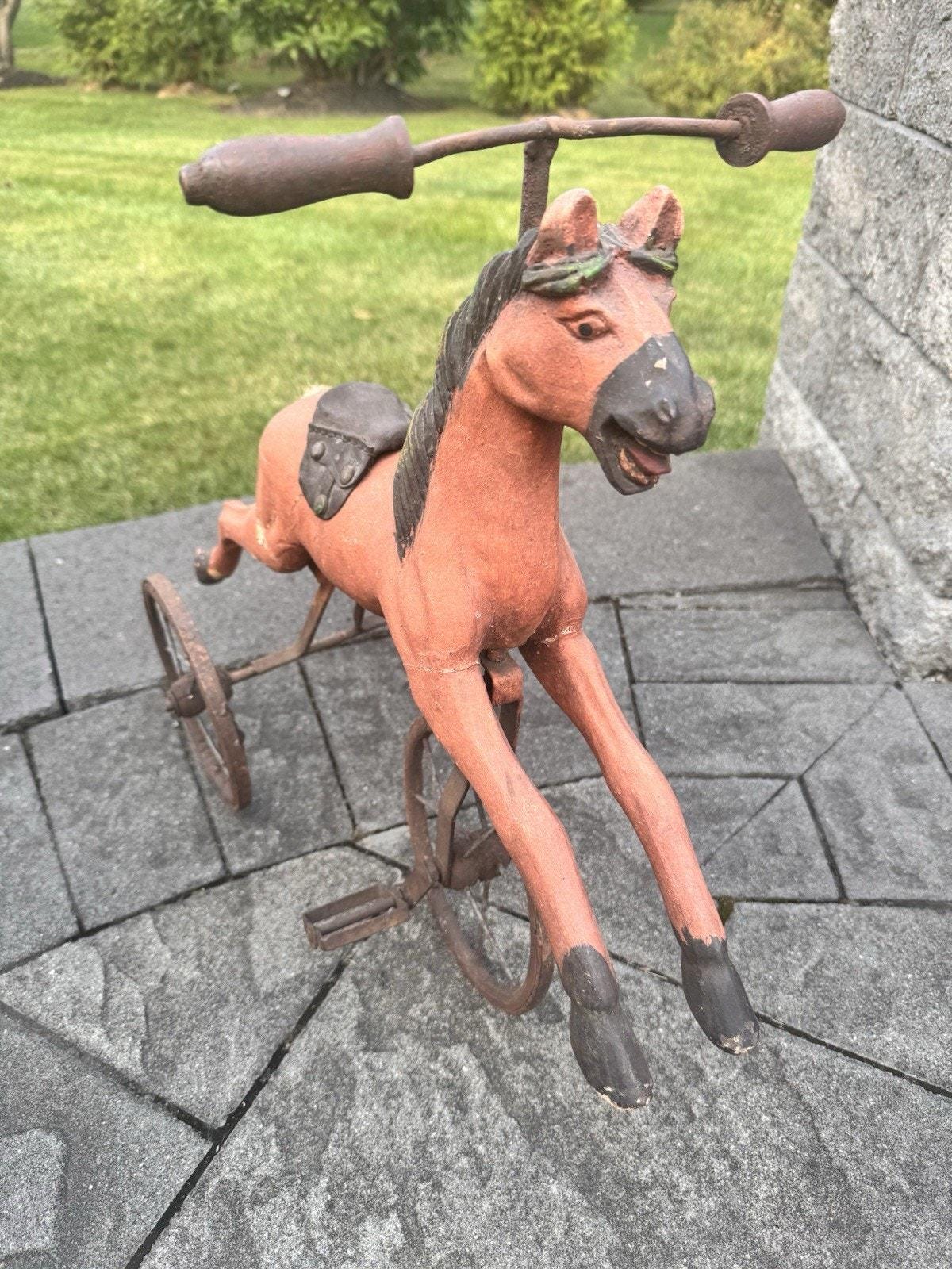 1800年代の馬三輪車 アンティークな木と鉄のペダル付き馬 22x18x8.5