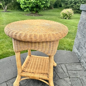 Tavolino rotondo vintage in vimini, portavasi laterale, due livelli, altezza 23 x profondità 21&quot;