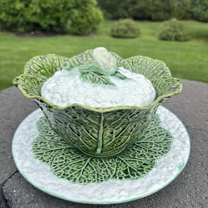 Soupière en forme de feuille de chou vert, style majolique, avec sous-plat et couvercle en forme de chou-fleur