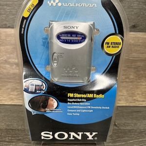 Sony SRF-59 AM/FM radio walkman argent avec casque/pince ceinture - image 2
