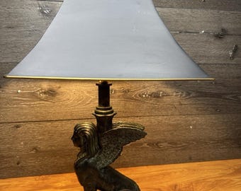 Maitland-Smith bronzen sfinx tafellamp gevleugelde Egyptische revival verdigris 24,5"