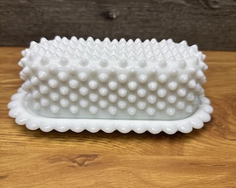 Mantequera con tapa de vidrio opalino Fenton Hobnail con borde festoneado