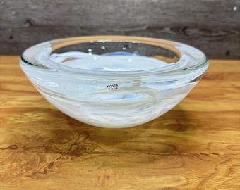 Kosta Boda Atoll White Swirl Art glazen kom 8,5"door Anna Ehrner Sweden Heavy