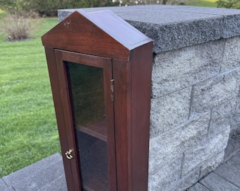 Vetrina da parete vintage Ethan Allen in legno di ciliegio con anta in vetro, 31,5x11 pollici.