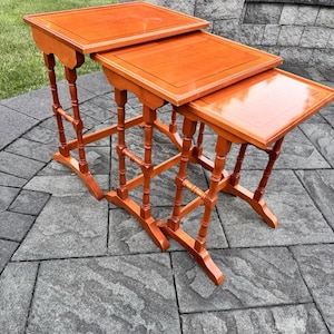 Tavolini laterali in legno di bambù finto in stile inglese vintage, Romania - Set da 3