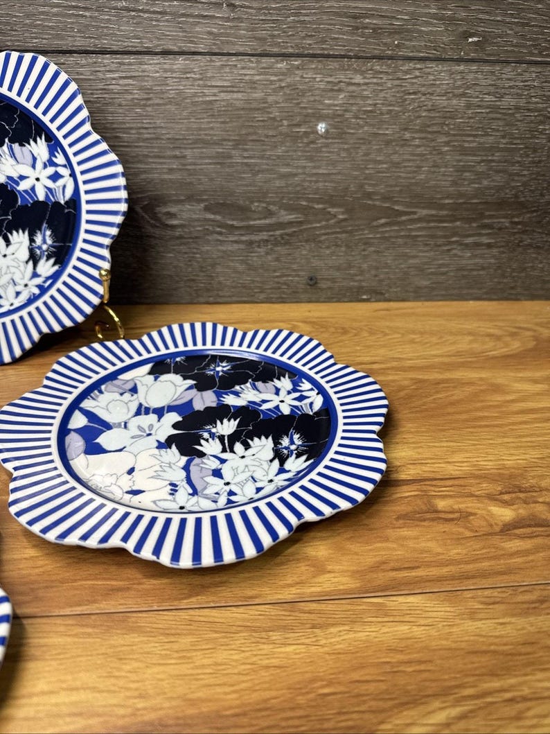 Platos de postre florales Anthropologie Lyla con rayas azules y blancas de 8,25" (juego de 4) imagen 4