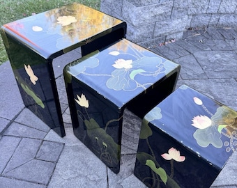 Tavolini impilabili a cascata laccati neri con motivi floreali asiatici VTG 20x19,5x14" - Set di 3