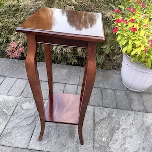 Tavolino laterale vintage Bombay Co. in mogano a 2 livelli, 28x12&quot;