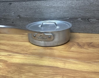 Cacerola All-Clad Metal Crafters Master Chef 402 de 8 pulgadas y 2.5 cuartos de galón con tapa a juego.