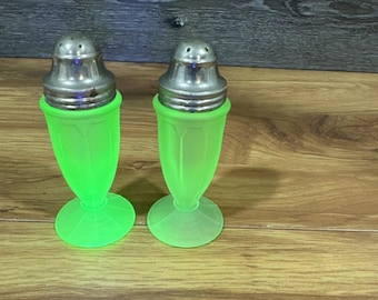 Salero y pimentero de vidrio verde uranio estilo MCM de la época de la Gran Depresión, 4-1/8”