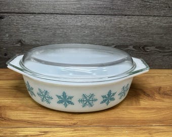 Cazuela ovalada Pyrex vintage con tapa 045 blanca con copo de nieve turquesa 2 1/2 cuartos