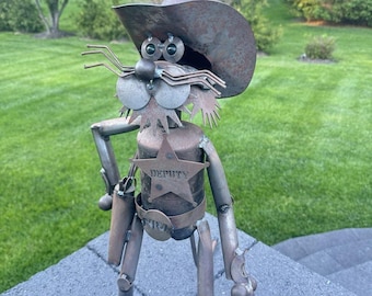 Gran escultura de arte en metal de 60 cm (24 pulgadas) con forma de gato vaquero hecho de chatarra y un ayudante del sheriff. Arte popular.