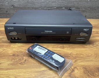 TOSHIBA / M-685 4-Head HiFi Stereo VCR Video Recorder VHS Player With Remote