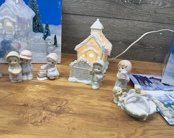 Precious Moments Sugar Town Schoolhouse #272876 firmy Enesco (zestaw sześciu sztuk)