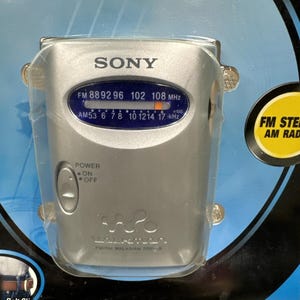 Sony SRF-59 AM/FM radio walkman argent avec casque/pince ceinture - image 3