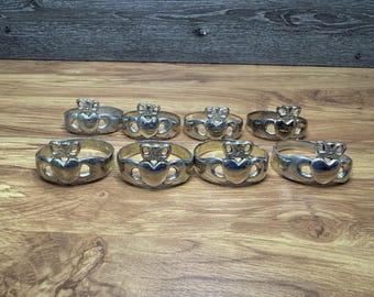 Anillos para servilletas Claddagh chapados en plata irlandesa, símbolo celta de amor, lealtad y amistad (8 piezas)