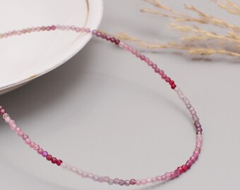 Colar gargantilha delicado com contas de espinélio rosa multicolorido