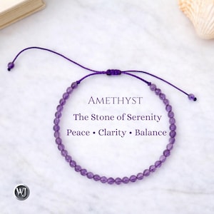 Op de afbeelding: Een paarse amethistarmband met kleine, ronde kralen. De armband is geregen op een paars koord. De afbeelding bevat de tekst "AMETHYST", "De Steen van Sereniteit" en de woorden "Vrede • Helderheid • Balans".