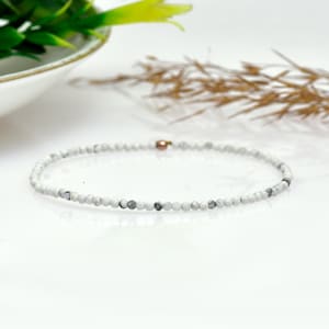 Pulsera elástica de howlita: delicada joyería con piedras preciosas naturales.