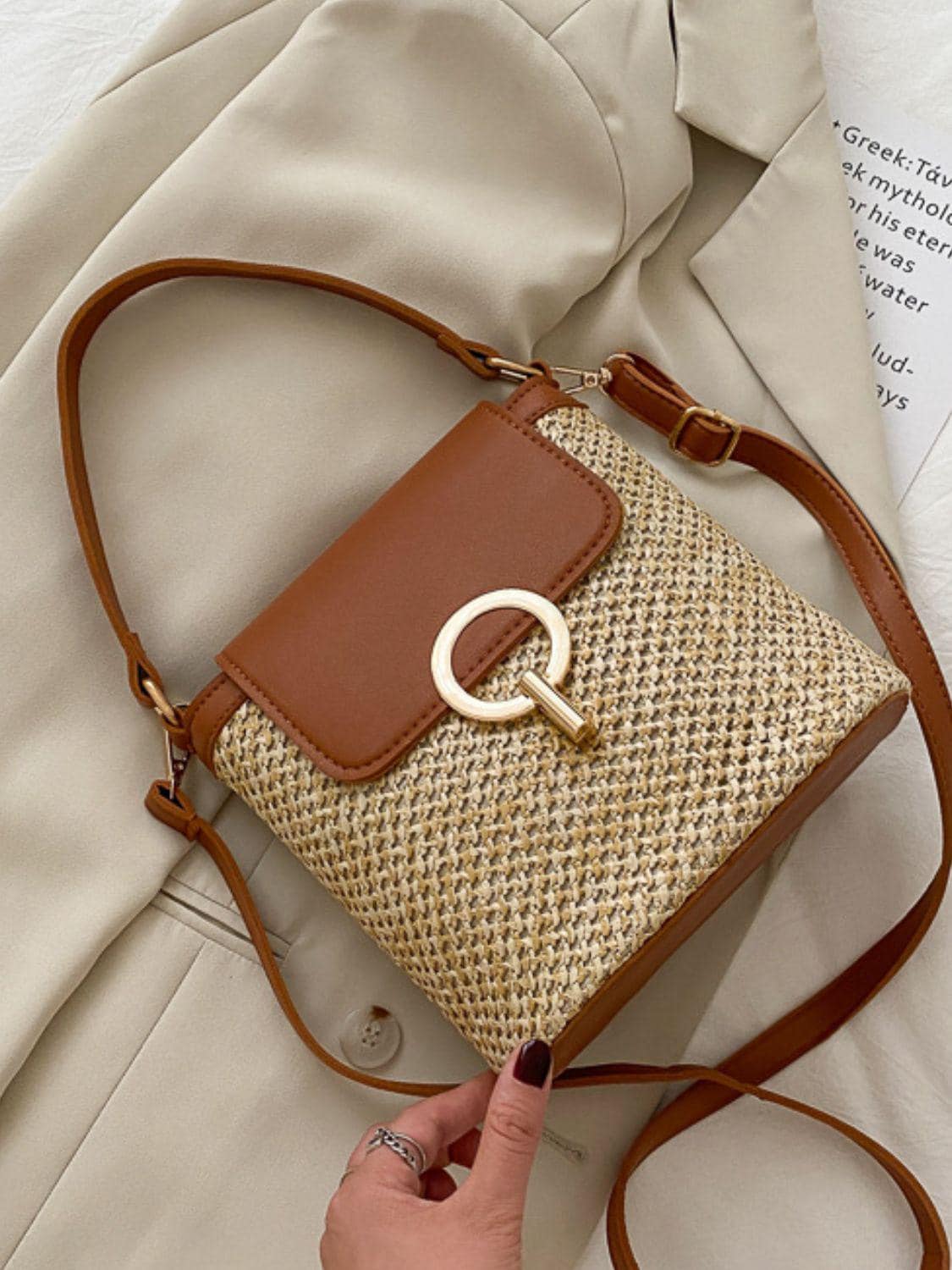 Bolsa transversal de palha trançada | Bolsa de ombro boho com aba em couro, bolsa de vime para praia no verão