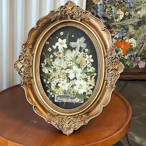 ヴィンテージゴールドオーバルフレーム | 押し花の白いボタニカルアート