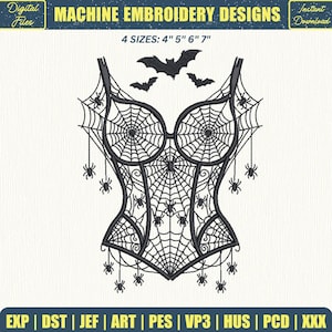 Op de afbeelding: Een zwart machinaal borduurontwerp in de vorm van een korset met een spinnenwebpatroon, meerdere kleine spinnen die aan de randen hangen en drie vleermuizen erboven. De tekst luidt MACHINE EMBROIDERY DESIGNS, 4 SIZES: 4" 5" 6" 7".