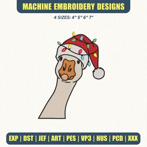 Può includere: Design per ricamo a macchina raffigurante un'oca con un cappello da Babbo Natale con luci a stringa. Disponibile in quattro misure: 10 cm, 13 cm, 15 cm e 18 cm. L'immagine include il testo "MACHINE EMBROIDERY DESIGNS".