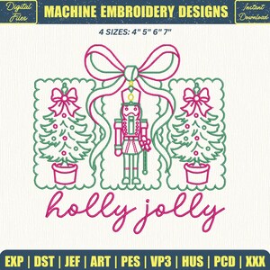 Pu&ograve; includere: Un disegno per ricamo a macchina con una figura centrale di schiaccianoci affiancata da due alberi di Natale in vaso, legati insieme da un grande fiocco. Il testo "holly jolly" appare sotto in corsivo rosa. Il design include 4 dimensioni: 4" 5" 6" 7".