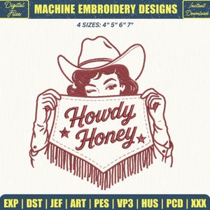 以下が含まれることがあります： カウボーイハットをかぶった人物が、Howdy Honeyという文字と2つの星が描かれたフリンジ付きのバナーを持っている機械刺繍デザイン。白地にダークレッドの糸で表現されており、10cm、13cm、15cm、18cmのサイズで展開されています。