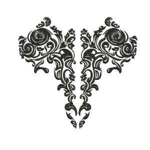 Könnte beinhalten: Schwarz gesticktes Blumenmuster. Das symmetrische Design weist wirbelnde Muster und blattartige Formen auf. Die Stickerei ist detailliert und erscheint auf weißem Hintergrund. Geeignet für Bekleidung oder Bastelprojekte.