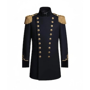 Puede incluir: Un abrigo azul marino de estilo militar con botones y charreteras doradas. El abrigo presenta un cuello alto y bordados dorados en los puños. El diseño cruzado y el corte entallado le dan un aspecto formal.