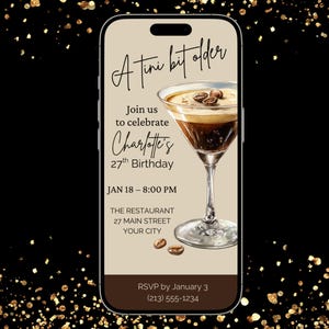 Könnte beinhalten: Ein Smartphone zeigt eine Geburtstagseinladung. Die Einladung zeigt ein Martiniglas mit Kaffeebohnen, den Text "A time bit older" und Details für Charlottes 27. Geburtstag am 18. Januar um 20:00 Uhr.