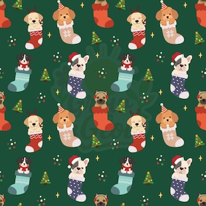 Può includere: Un motivo ripetuto di cani in calze natalizie e cappelli festivi su sfondo verde scuro. Le calze sono rosse, blu e beige, con piccoli alberi di Natale e stelle dorate sparse.