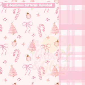 Può includere: Un grafico digitale che presenta due motivi senza cuciture in tonalità rosa chiaro. Un motivo mostra alberi di Natale, bastoncini di zucchero, fiocchi, palline, cuori e stelle. Il testo 2 Seamless Patterns Included è in alto.