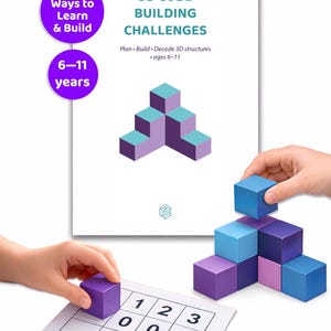 Puede incluir: Un juego de 3D Cube Building Challenges para niños de 6 a 11 años. La imagen muestra un papel blanco con el título y una estructura de cubo 3D. Las manos están construyendo una estructura de cubo con cubos morados y azules. También hay una cuadrícula con números.