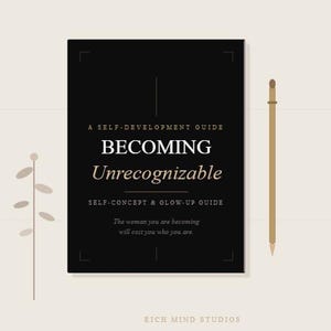 Pode incluir: Um guia de auto-desenvolvimento intitulado "Becoming Unrecognizable" em um fundo preto. O livro tem texto branco e um lápis dourado ao lado. O guia é um guia de autoconceito e brilho.