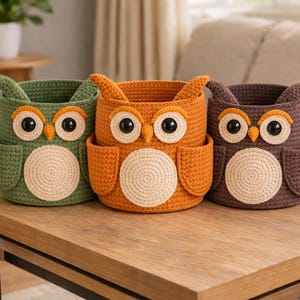 Può includere: Un set di tre tazze in ceramica con finitura opaca e macchiettata. Le tazze sono nei toni del crema, grigio chiaro e grigio scuro. Ogni tazza ha un design semplice e minimalista, perfetto per caffè o tè.