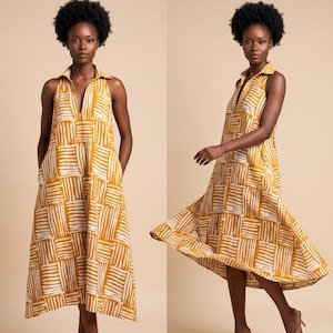 Könnte beinhalten: Ein ärmelloses Midikleid mit einem geometrischen Gittermuster in Senfgelb und Weiß, einem Kragen mit V-Ausschnitt und Seitentaschen. Der Text CHIC WITH PRIDE. Wear Your Ankara. ist oben im Bild zu sehen.
