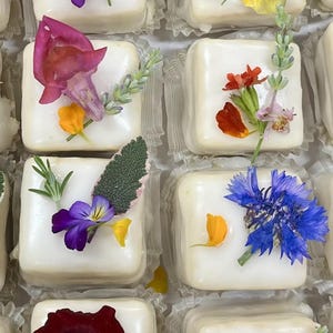 100x Edible Flower Mix - Perfect for Wedding Cakes