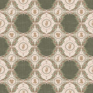 Puede incluir: Un patrón repetitivo con un fondo crema y círculos verde oliva. El diseño incluye coronas con pequeños animales como conejos, ardillas y ciervos, junto con bayas rojas y lazos. El tema general es un diseño festivo inspirado en la naturaleza.