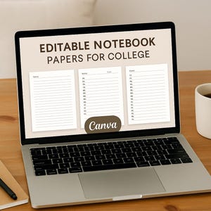 Op de afbeelding: Een laptop met "EDITABLE NOTEBOOK PAPERS FOR COLLEGE" met notitiepapiersjablonen. Het scherm toont drie lay-outs met ruimte voor namen en datums. Een koffiekopje en een pen liggen op een houten oppervlak.