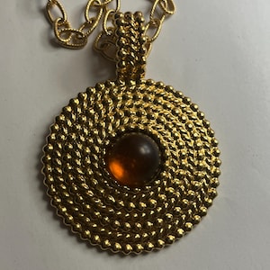 Collar con medallón dorado vintage de Avon: bisutería de los años 80
