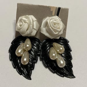 AVON vintage sieraden 1992 AVON parel bloemen hangoorbellen