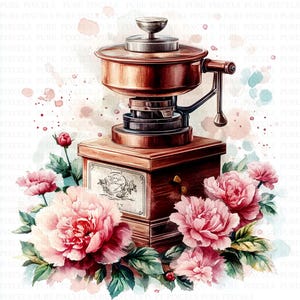 Puede incluir: Ilustración en acuarela de un molinillo de café antiguo con acabado cobrizo, sobre una base de madera. El molinillo está rodeado de peonías rosas y hojas verdes, con una etiqueta decorativa en la parte delantera.