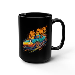 Könnte beinhalten: Schwarze Keramik-Tasse mit einer stilisierten Illustration eines türkis-orangenen Sportwagens mit dem Text "Oh Shift!". Das Design zeigt das Auto in Bewegung mit bunten Streifen.