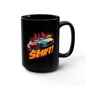 Könnte beinhalten: Schwarze Keramik-Tasse mit einer farbenfrohen Illustration eines driftenden Sportwagens. Das Auto ist blau und rot, mit den Worten "Oh, SHIFT!" in Gelb und Rot. Eine Stadtlandschaft ist im Hintergrund.