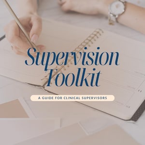 Puede incluir: Un cuaderno con las palabras "Supervision Toolkit" y "A Guide for Clinical Supervisors" escritas en él. Una persona escribe en el cuaderno con un bolígrafo. Hay varias tarjetas pequeñas sobre la mesa.